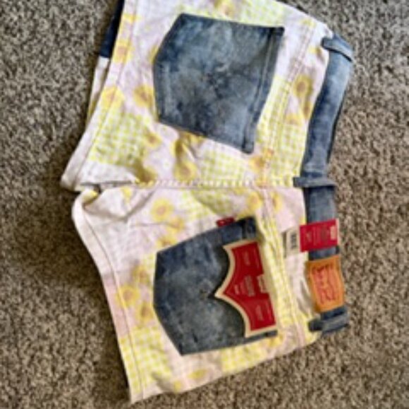 Girls Levi Shorts and Top - Picture 3 of 3